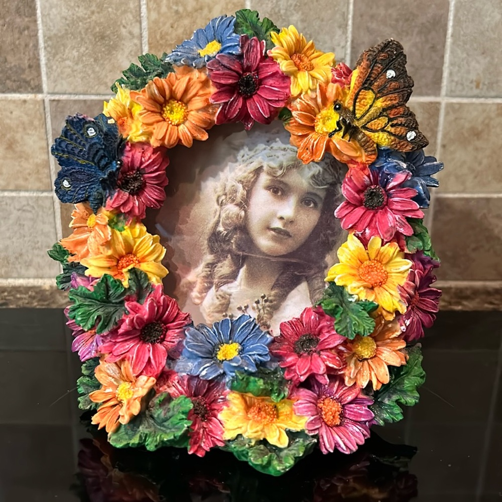 Resin 3D multi-color daisy picture frame. Fits 3” square photo
